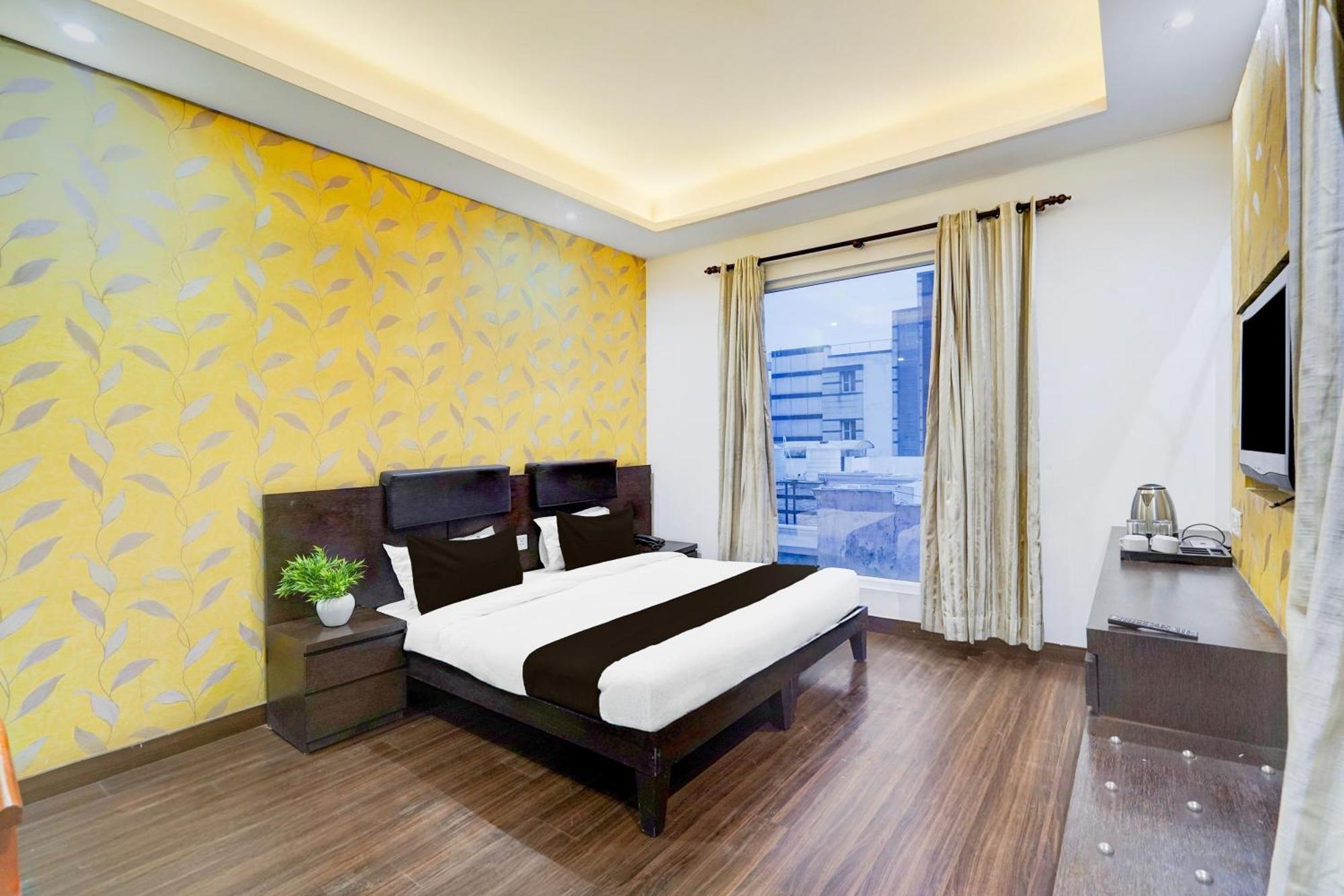 Super Townhouse Sector 51 Noida Near Metro Station Hotel Exterior photo