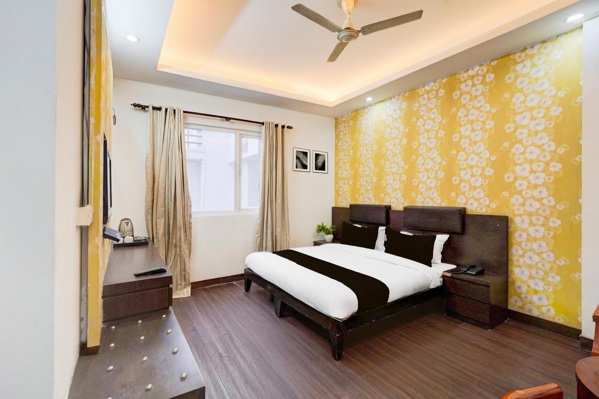 Super Townhouse Sector 51 Noida Near Metro Station Hotel Exterior photo