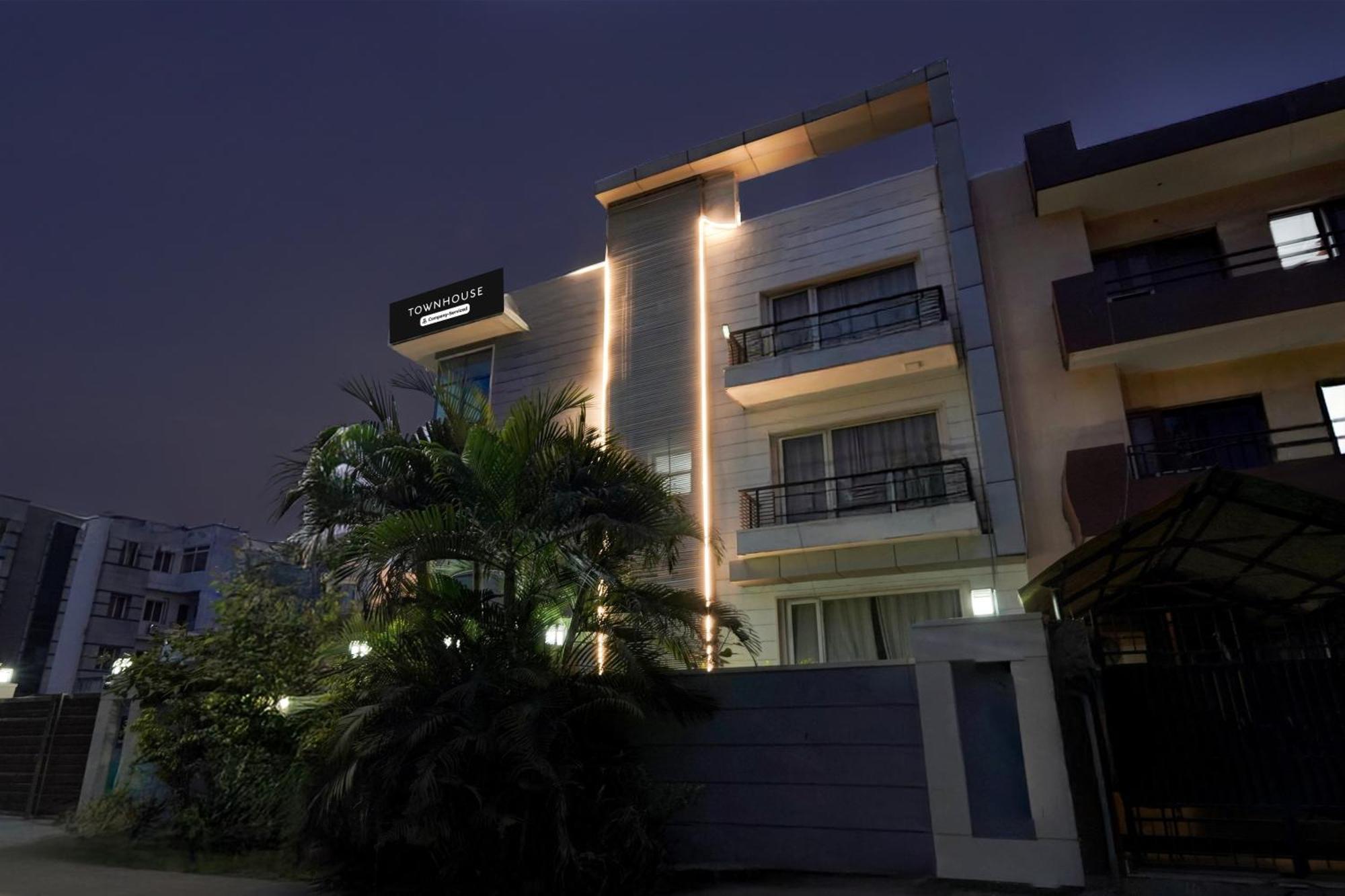 Super Townhouse Sector 51 Noida Near Metro Station Hotel Exterior photo